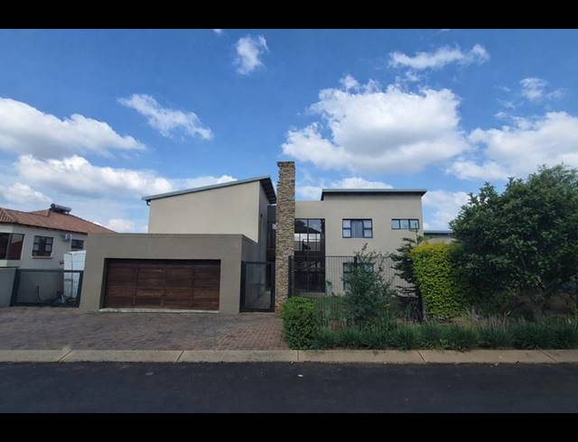 5 BEDROOM HOUSE FOR SALE IN RASLOUW GLEN